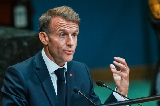 Emmanuel Macron s'exprime lors d'une conférence, abordant des sujets de crise.
