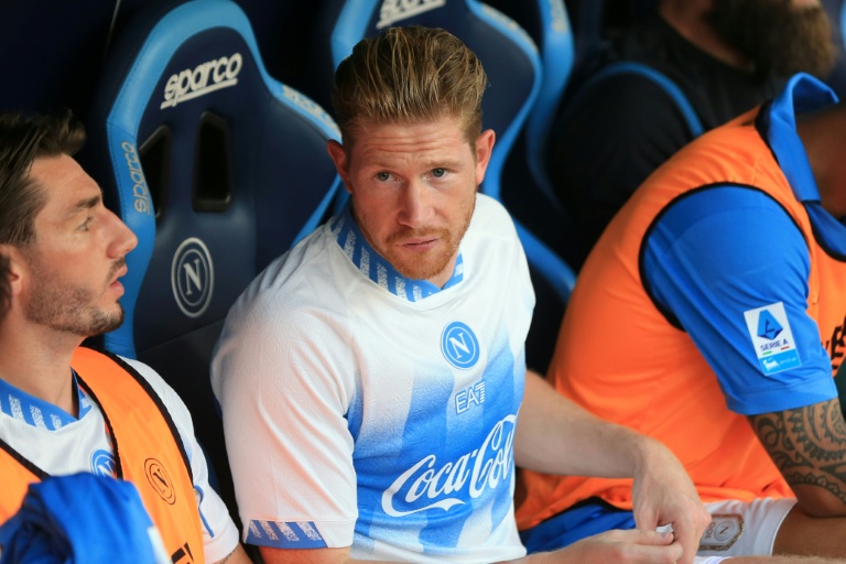 Le milieu de terrain de Naples Kevin De Bruyne sur le banc des remplaçants avant le coup d'envoi du match du Championnat d'Italie entre son équipe et Côme le 30 août 2026 au stade Diego-Armando-Maradona