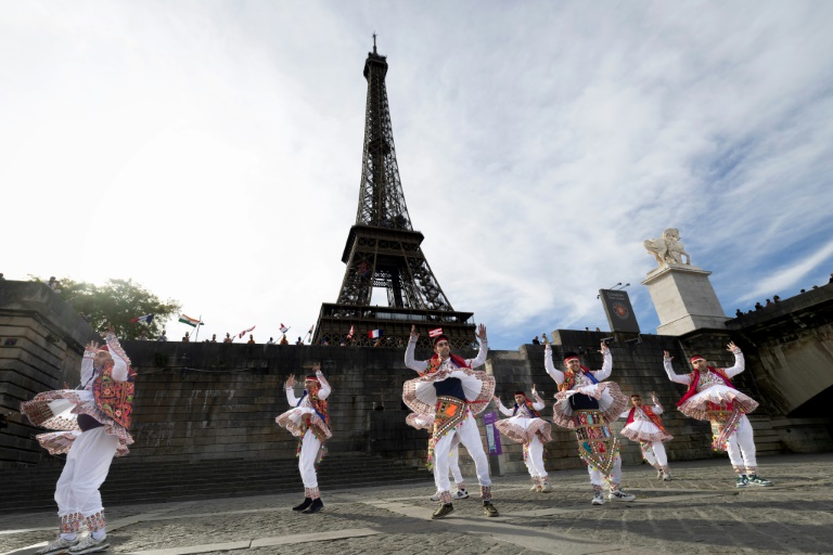 Des danseurs de la communauté hindoue Bochasanwasi Akshar Purushottam Swaminarayan Sanstha (BAPS) se produisent lors d'une cérémonie religieuse devant la Tour Eiffel, avant un défilé fluvial solennel sur la Seine, à Paris, le 3 septembre 2026