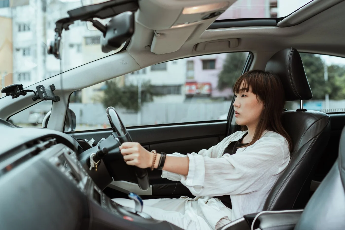 Jeune conductrice au volant de sa voiture
