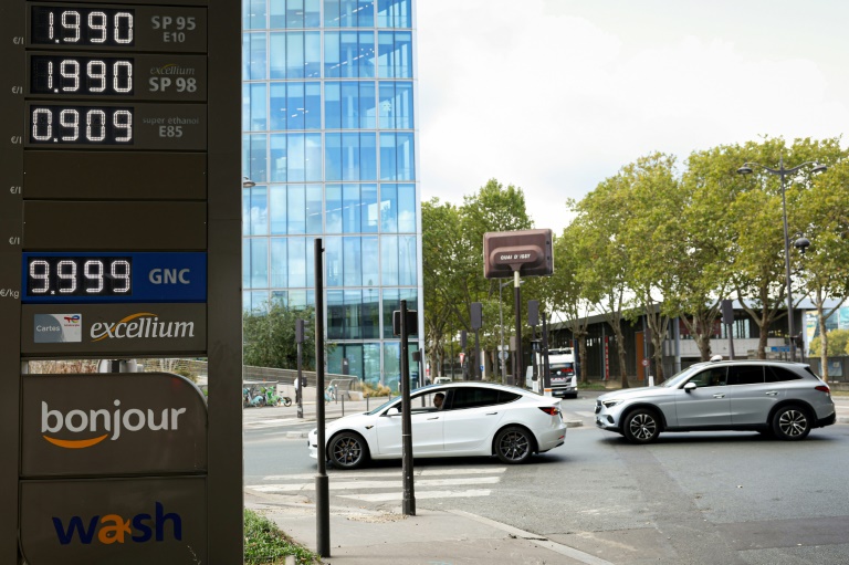 Les prix des carburants affichés dans une station service d'Issy-les-Moulineaux, en région parisienne, le 16 septembre 2026