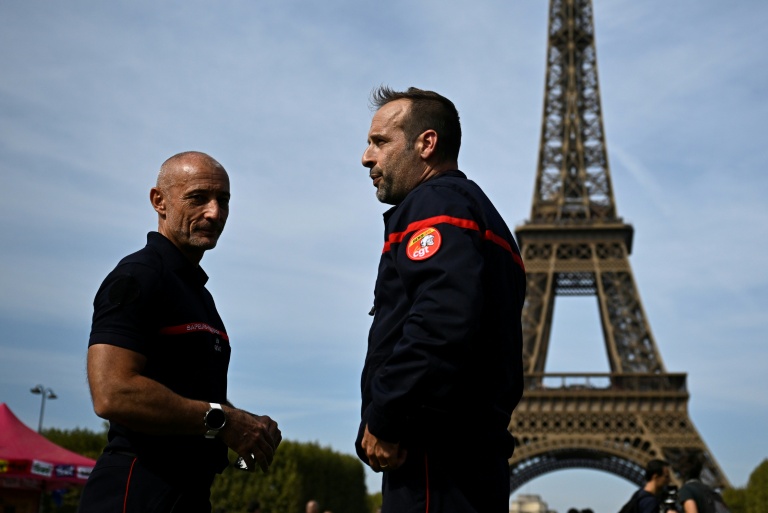 Des pompiers mobilisés contre le manque de moyens à leurs dispositions, sur le campement installé au pied de la tour Eiffel à Paris, le 27 septembre 2026