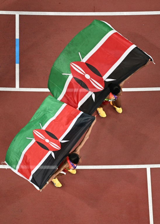 Beatrice Chebet Faith Kipyegon célèbrent leurs médailles après la finale du 5000 mètres aux Championnats du monde d'athlétisme, le 20 septembre 2025 à Tokyo