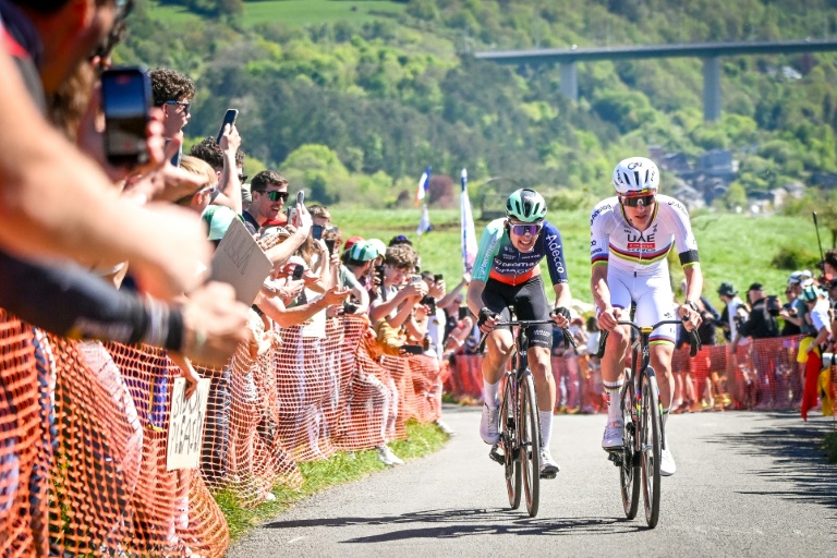Paul Seixas (g) dans la roue de Tadej Pogacar lors de Liège-Bastogne-Liège, le 26 avril 2026