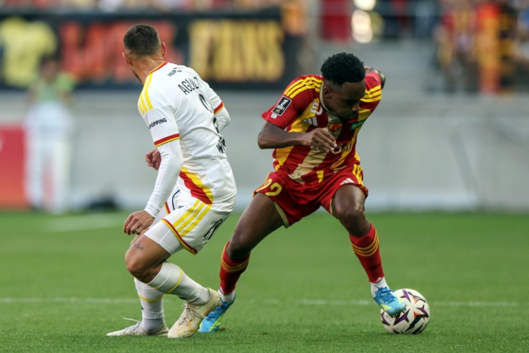 Match entre Lens et Le Mans en Ligue 1 avec des joueurs en action.