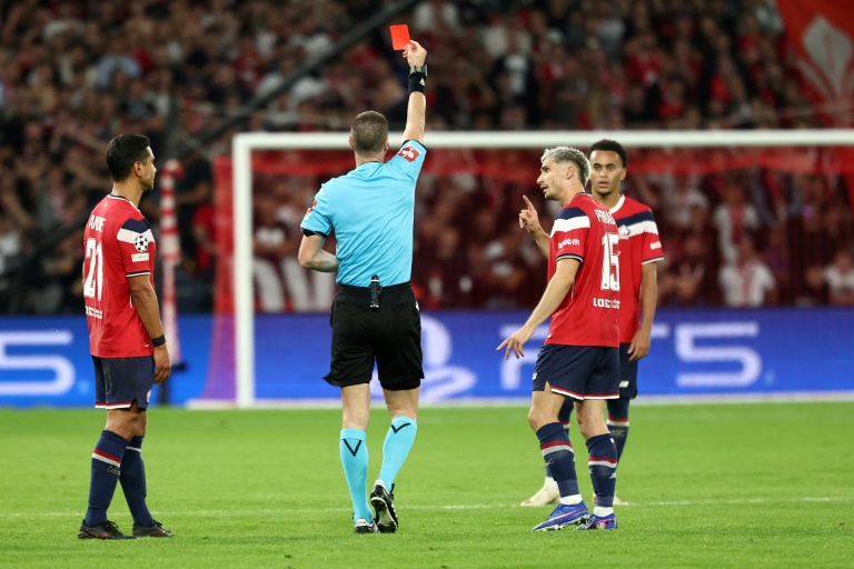 L'arbitre Georgi Kabakov donne un carton rouge au Lillois Ethan Mbappé (à droite) lors du match de C1 contre le Bétis Séville dans le stade Pierre Mauroy de Villeneuve d'Ascq le 8 septembre 2026 en France