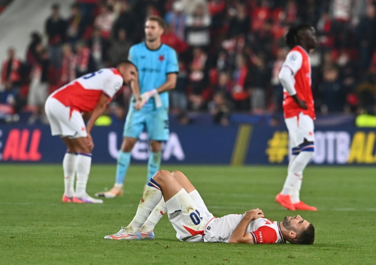 La déception de joueurs du Slavia Prague après la défaite à domicile contre Lens en Ligue des champions, le 10 septembre 2026