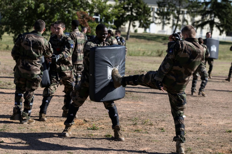 Des jeunes engagés au nouveau service national apprennentd es techniques de combat rapproché à la base aérienne d'Évreux-Fauville, à Évreux, le 4 septembre 2026 dans l'Eure