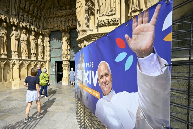 La cathédrale Saint-Etienne de Metz avec une banderole annonçant la visite du pape Léon XIV, le 3 septermbre 2026