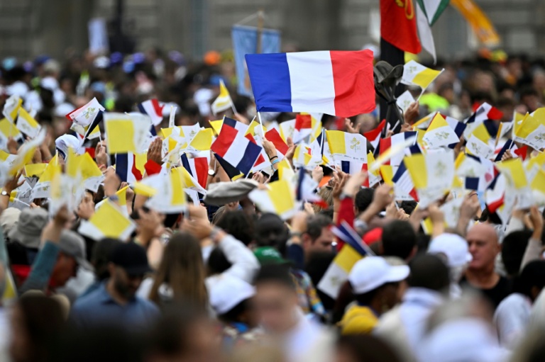 Foule réunie aux Champs-Elysées avant la venue du pape Léon XIV pour une messe solennelle en plein air place de la Concorde, le 26 septembre 2026 Paris