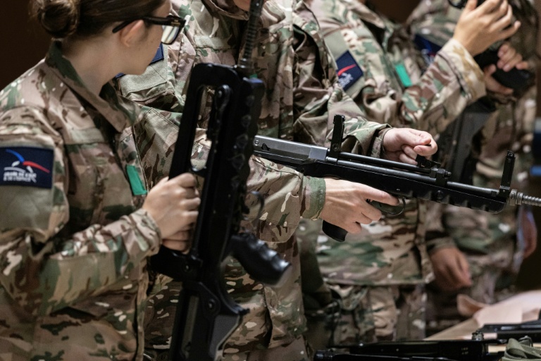 Des jeunes engagés au nouveau service national apprennent à démonter et remonter une arme à la base aérienne d'Évreux-Fauville, à Évreux, le 4 septembre 2026 dans l'Eure