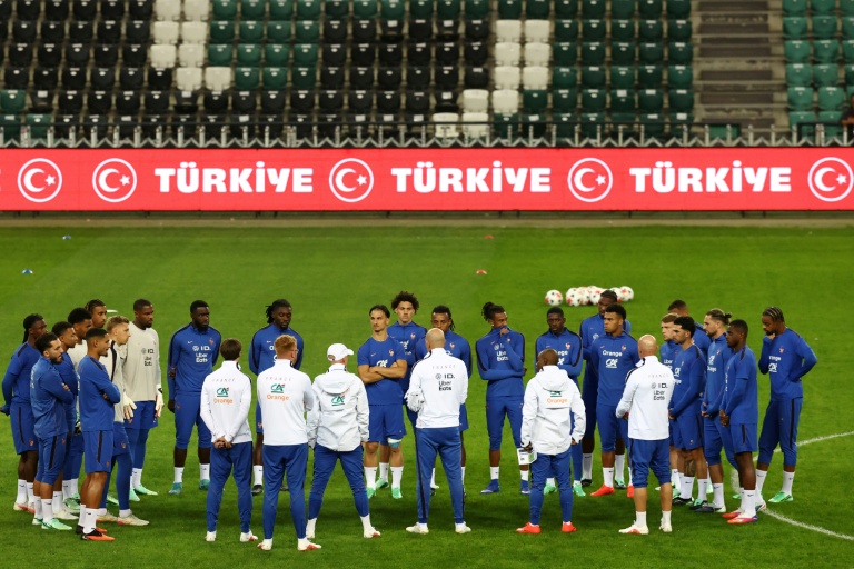 Le sélectionneur de l'équipe de France Zinédine Zidane (au centre, de dos) parle aux joueurs lors d'un entraînement à Izmit (Turquie) le 24 septembre 2026