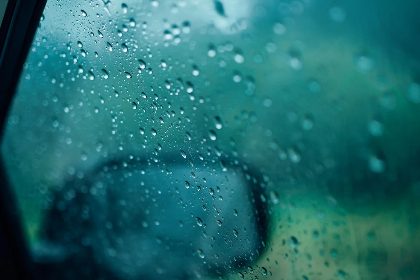 Condensation sur la vitre d'une voiture par temps humide
