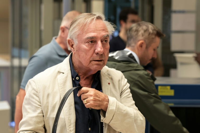 Allain Bougrain-Dubourg, président de la Ligue pour la protection des oiseaux (LPO), arrive au tribunal correctionnel d'Orléans pour assister au procès de l'homme d'affaires Olivier Bouygues, poursuivi pour la destruction d'espèces d'oiseaux protégées sur son domaine de chasse en forêt de Sologne, le 7 septembre 2026 dans le Loiret