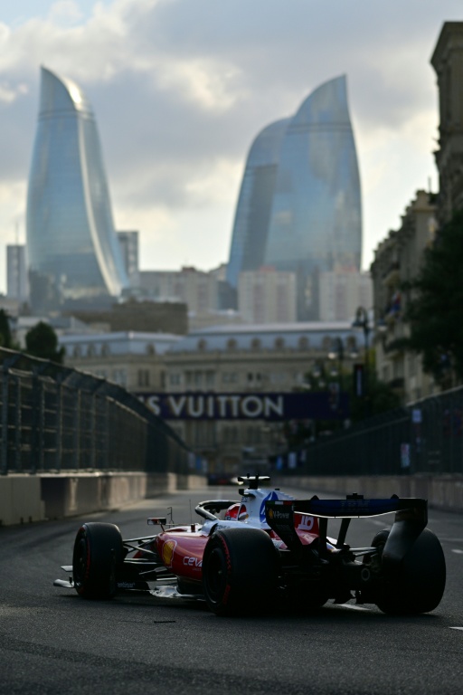 La Ferrari du pilote monégasque  Charles Leclerc pendant les qualifications du GP d'Azerbaïdjan de F1 le 25 septembre 2026 à Bakou