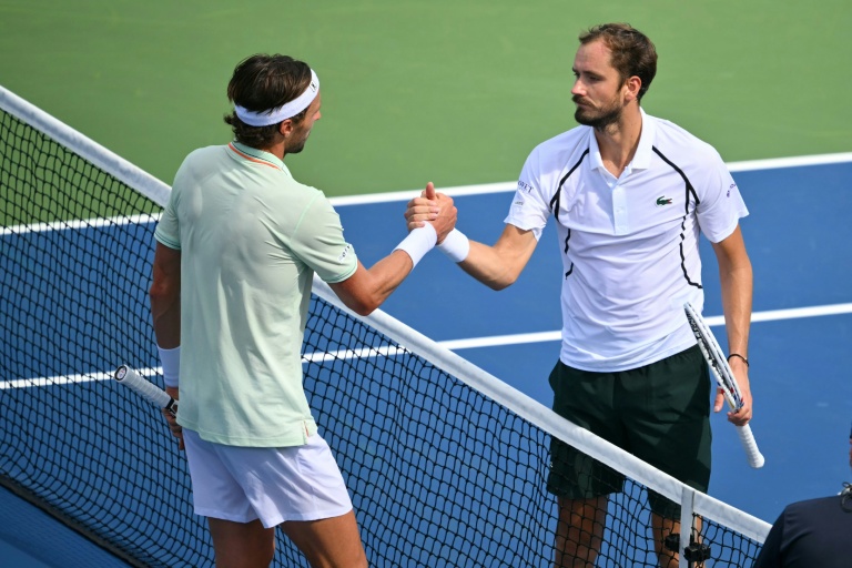 Le Russe Daniil Medvedev (de face) salue le Français Arthur Rinderknech après leur match à l'US Open, le 4 septembre 2026 à New York