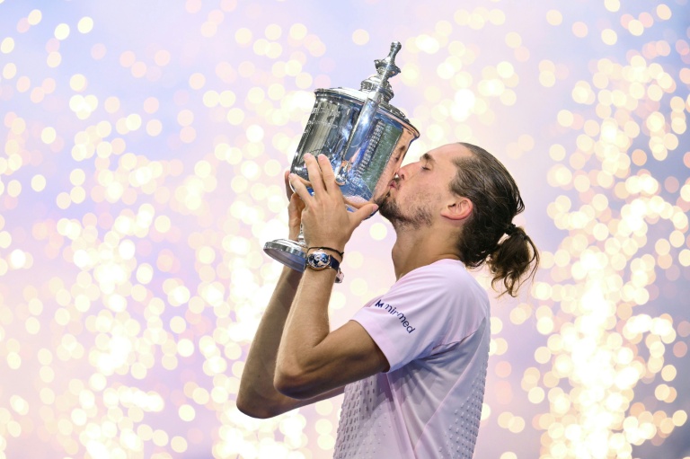 Alexander Zverev embrasse le trophée de l'US Open après sa victoire en finale contre l'Américain Ben Shelton, le 13 septembre 2026