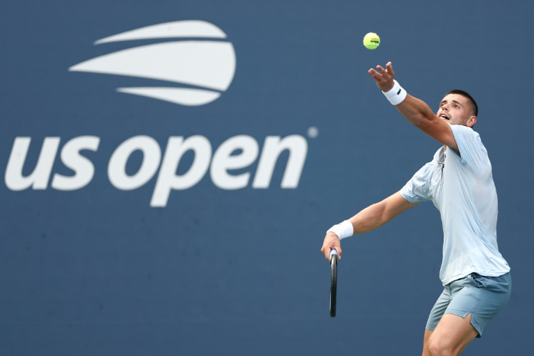 Arthur Gea en action lors de l'US Open, se préparant à servir.