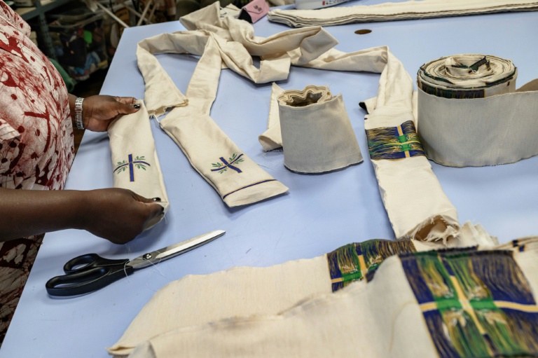 Une employée de l'entreprise d'insertion Le Tri d’Emma, basée à Villerest, le 1er septembre 2026, fabrique des étoles liturgiques en jacquard qui serviront lors des messes du pape Léon XIV en France