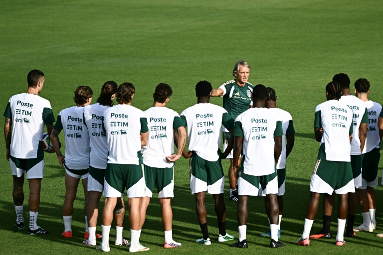 Le nouveau sélectionneur de l'Italie Roberto Mancini s'adresse à ses joueurs durant une séance d'entraînement le 21 septembre 2026 à Coverciano, près de Florence