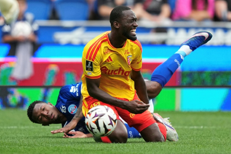 L'attaquant sénégalais du RC Lens, Abdallah Sima, est taclé par le défenseur costaricien du RC Strasbourg Alsace, Jeyland Mitchell, lors d'une rencontre de Ligue 1 disputée à la Meinau, le 29 août 2026