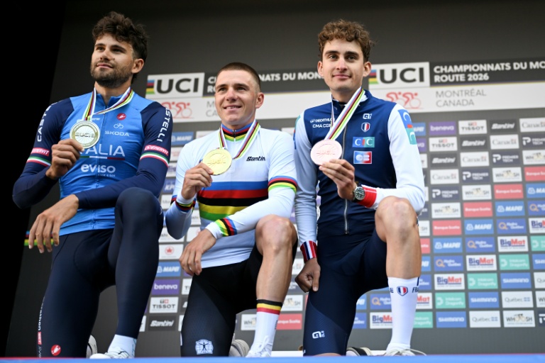 Filippo Ganna, Remco Evenepoel et Paul Seixas (de gauche à droite) montrent leur médaille sur le podium à l'issue des Championnats du monde de cyclisme, le 20 septembre 2026 à Montréal