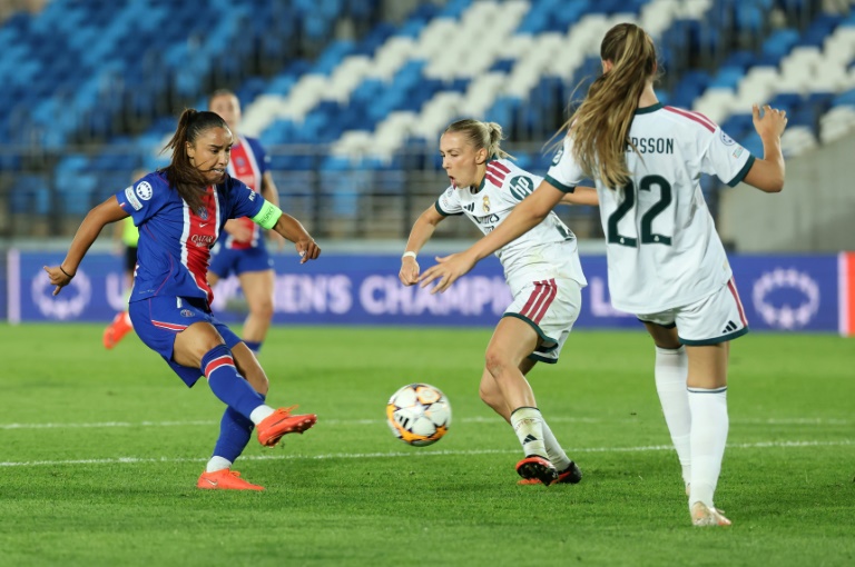 La Parisienne Sakina Karchaoui frappe dans le ballon lors du match de C1 contre le Real Madrid le 22 septembre 2026 dans le stade Alfredo Di Stefano de Madrid