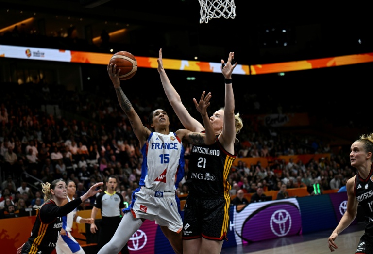 La capitaine française Gabby Williams (à gauche) et l'allemande Marie Guelich (à droite) en demi-finale de la Coupe du monde de basket, à Berlin, le 12 septembre 2026