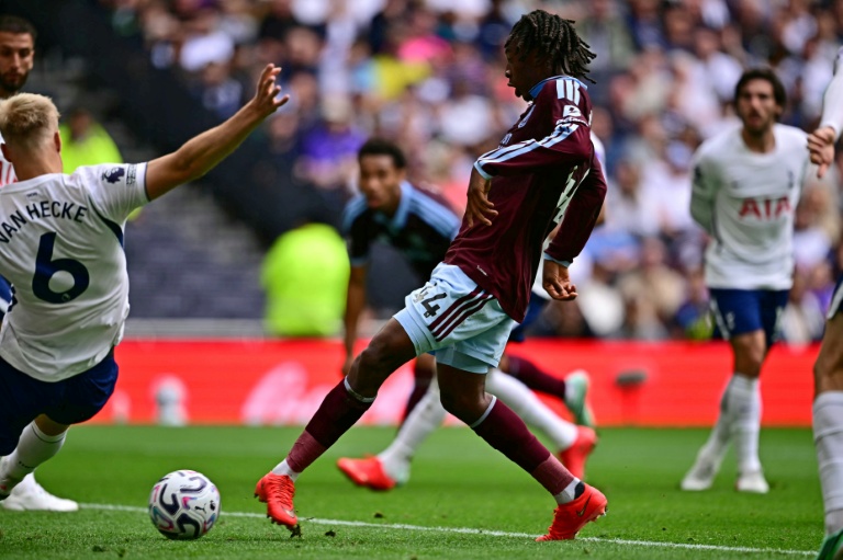 L'attaquant suisse d'Aston Villa Johan Manzambi (à droite), buteur lors de la victoire en Premier League face à Tottenham, au Tottenham Hotspur Stadium le 19 septembre 2026