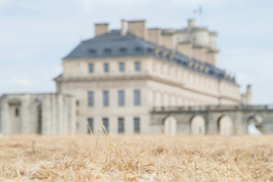 Château en France exposé à des conditions climatiques extrêmes.