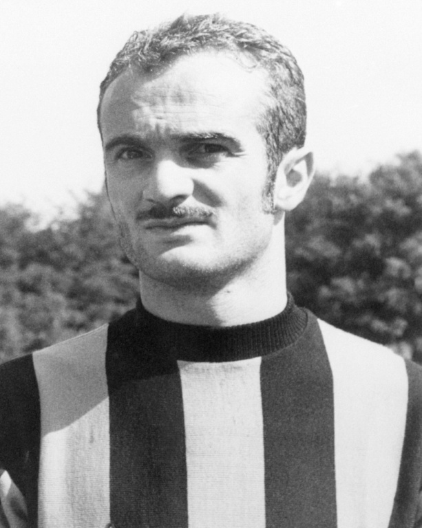 Sandro Mazzola en tenue de l'Inter Milan, icône du football italien.