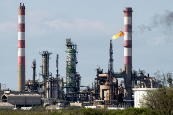 Usine à Fos-sur-Mer avec cheminées et flamme, symbole de la transition énergétique