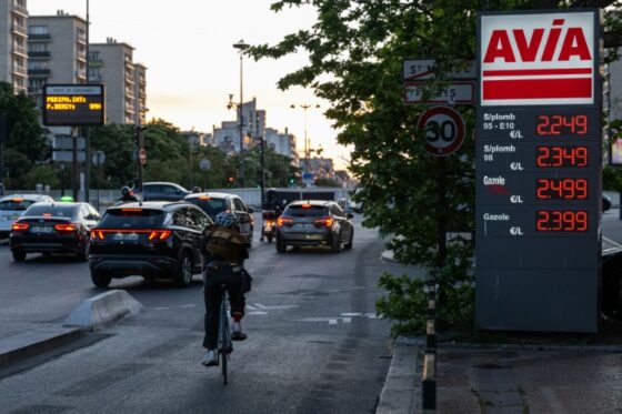 Station-service Avia avec des prix affichés pour le carburant à Paris.
