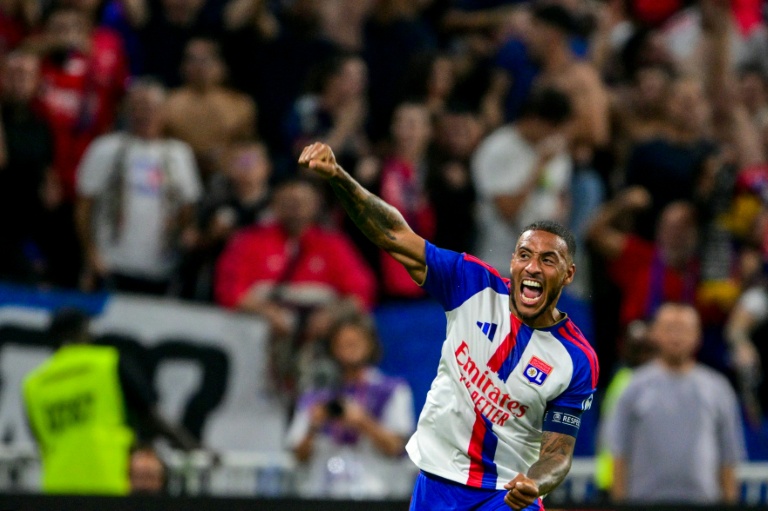 Joueur de Lyon célèbre un but contre Rennes au Groupama Stadium