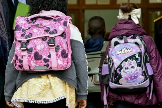 Des élèves avec des cartables le jour de la rentrée scolaire 2025.