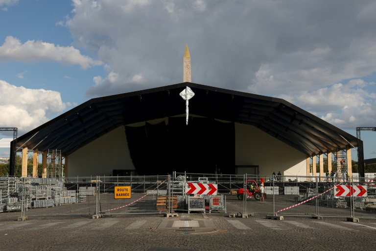 Une tribune en construction place de la Concorde à Paris, le 16 septembre 2026, avant la visite du pape Léon XIV en France