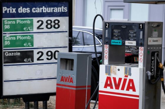 Prix des carburants affichés à une station-service en France