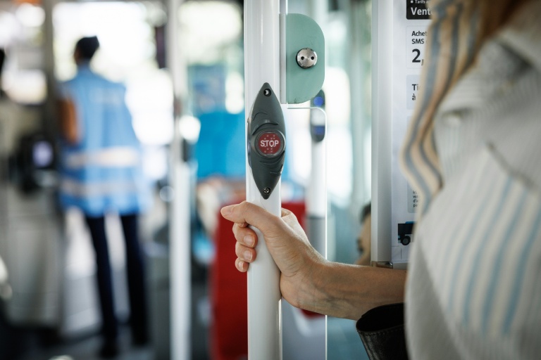 Une passagère dans un bus RATP à Paris, le 31 juillet 2026