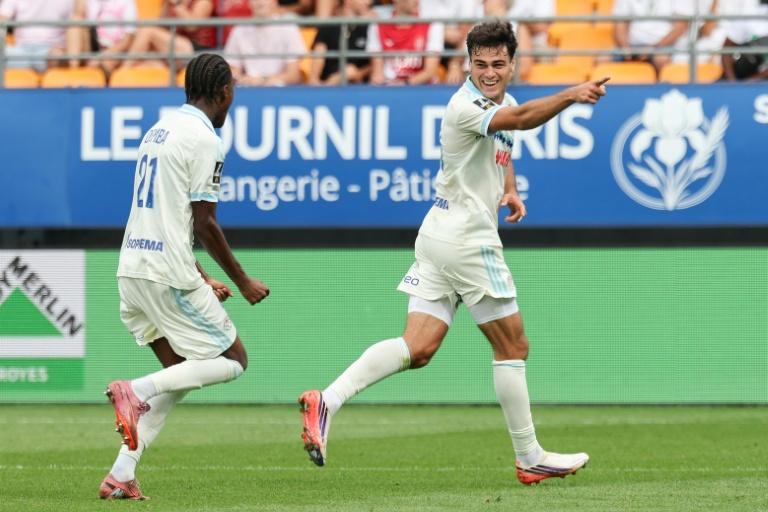 Giovanni Reyna (à droite) félicité par  Pape Demba Diop après son but, le troisième de Strasbourg à Troyes, le 6 septembre 2026