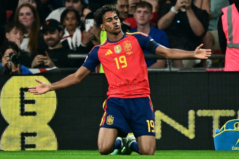 Lamine Yamal fait vibrer les supporters de la Roja ici à Wembley lors du match Angleterre - Espagne le 26 septembre 2026 à Londres