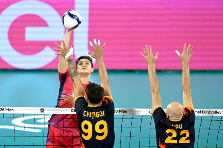 Theo Faure tente un smash contre les Roumains à l'Euro de volley à Sofia, le 22 septembre 2026