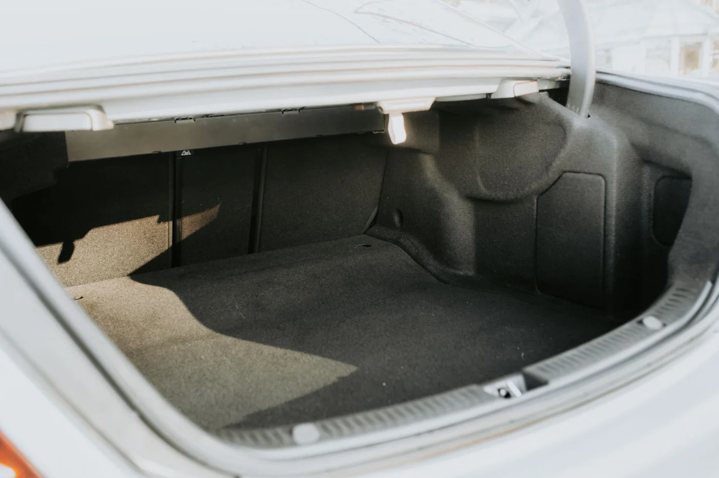 Coffre de voiture ouvert avec son plancher de chargement
