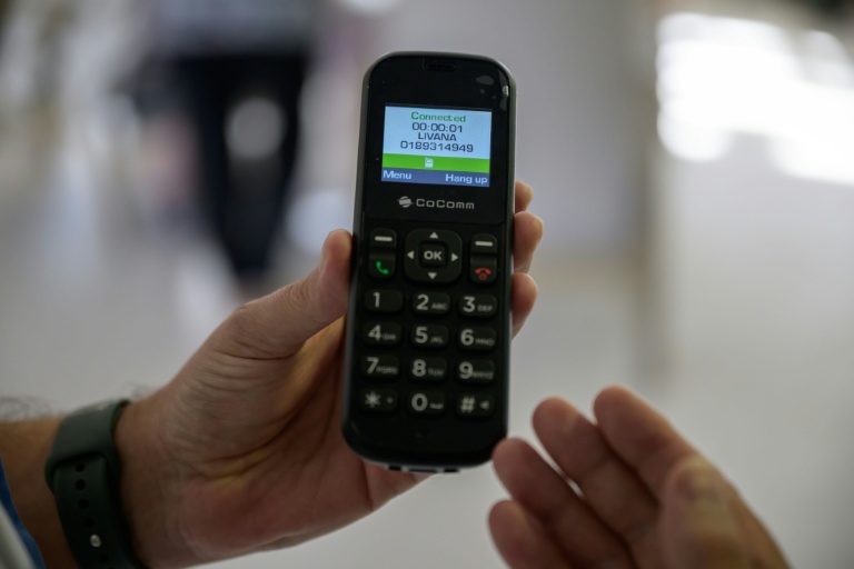 Un combiné de téléphone utilisé par des résidents d'un Ehpad, atteints de la maladie d'Alzheimer, pour converser avec une IA baptisée Livana, le 17 septembre 2026 à Septfonds, dans le Tarn-et-Garonne