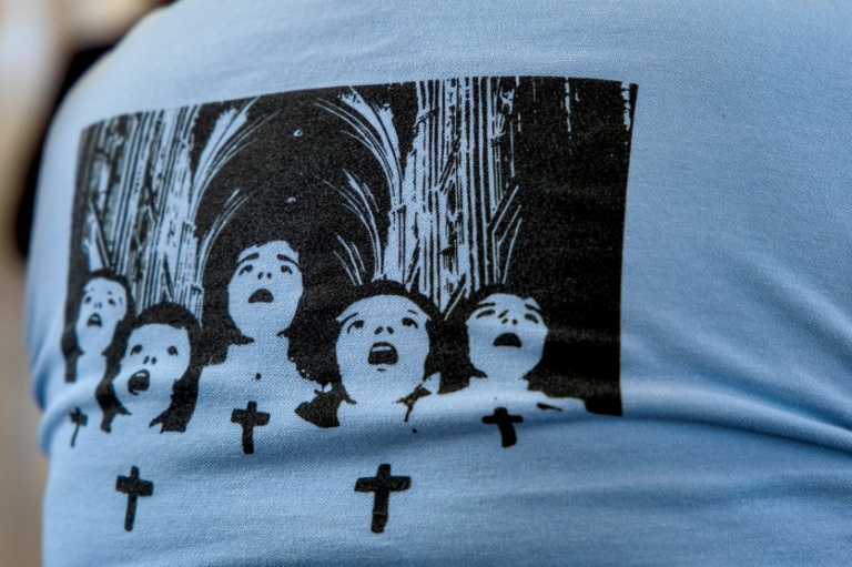 Une victime de l'abbé Tartu porte un t-shirt du collectif des Voix Libérées de Touraine, lors d'une conférence de presse au diocèse de Tours, le 29 novembre 2024