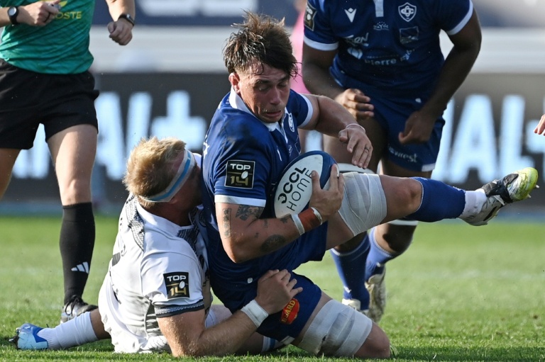 Le troisième ligne de Castres Baptiste Delaporte (ballon en main) pendant le match de Top-14 contre Vannes, samedi au stade Pierre-Fabre de Castres.