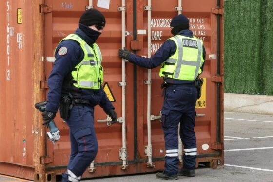Agents des douanes inspectant un conteneur au port de Dunkerque