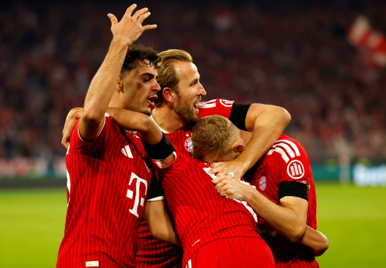 Les joueurs du Bayern Munich, dont Harry Kane (C) se congratulent durant le match de Ligue des champions contre Bodoe/Glimt, le 10 septembre 2026 à l'Allianz Arena