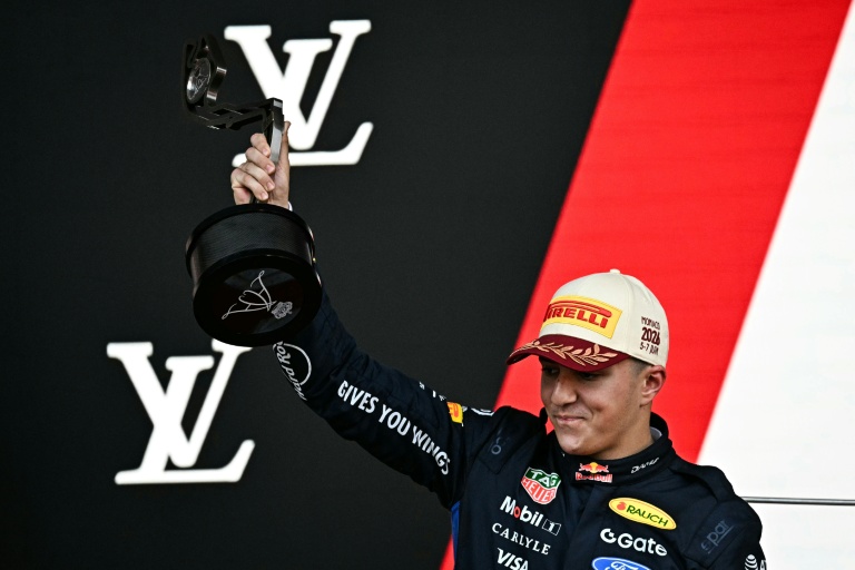 Isaac Hadjar célèbre avec son trophée sa 3e place au Grand Prix de Monaco de Formule 1, le 7 juin 2026