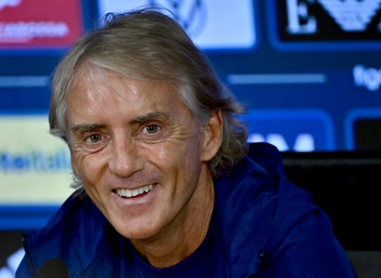 Roberto Mancini souriant lors d'une conférence de presse pour l'équipe nationale italienne.