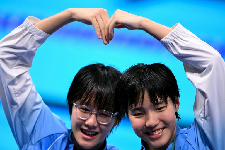Les Chinoises Yu Zidi (à droite) et Ke Wenxi célèbrent leurs médailles d'or et d'argent sur le podium du 400 m quatre nages des Jeux asiatiques, le 23 septembre 2026 à Tokyo